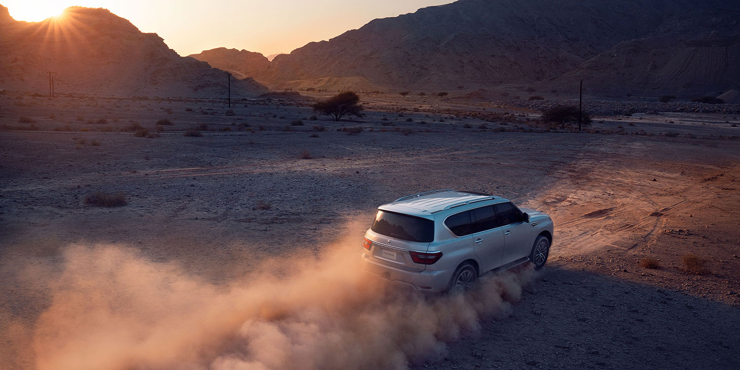 سيارة نيسان باترول في الصحراء
