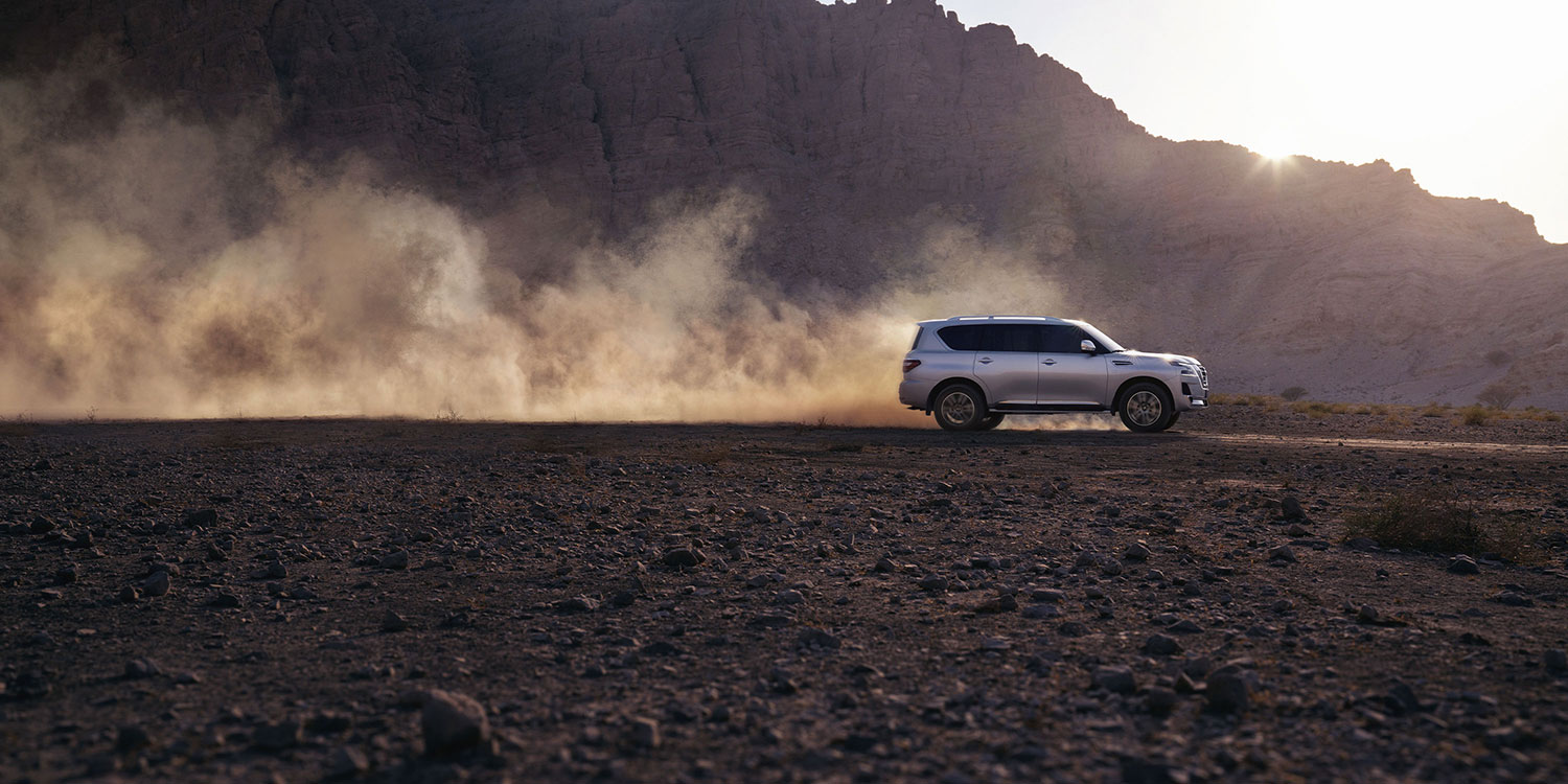 سيارة نيسان باترول في الصحراء